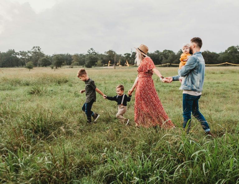 famille heureuse après une vente à réméré